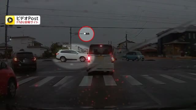 【ドラレコ映像】赤信号無視の危険な乗用車 青信号を進んでいた車が慌ててブレーキ【佐賀県】